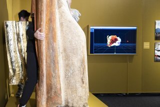 Abraham Poincheval entre dans la copie de la statue, exposée au Musée d'art et d'histoire de Fribourg.