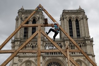 La reconstruction de la cathédrale Notre-Dame de France avance suffisamment pour permettre sa réouverture aux visiteurs et aux foules à la fin de l'année prochaine, moins de six ans après l'incendie. Une exposition rend hommage à des centaines d'a...