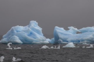 La fonte de la banquise, congélation de l'eau salée déjà présente dans l'océan, n'a pas d'impact immédiat sur le niveau de la mer. Mais elle soumet à l'assaut des vagues le glacier qui recouvre l'Antarctique, qui peut provoquer une montée du nivea...