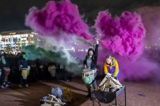 Quelque 1200 personnes ont bruyamment défilé mercredi dans les rues de Genève pour la Journée internationale de luttes pour les droits des femmes. La manifestation s'est terminée par un feu destiné à "brûler le patriarcat".