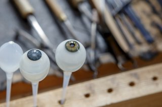 Un oculariste, le spécialiste qui réalise des prothèses oculaires en verre, présentera son travail du 31 mars au 2 avril au Pavillon Sicli, à l'occasion des Journées européennes des métiers d'art (archives).