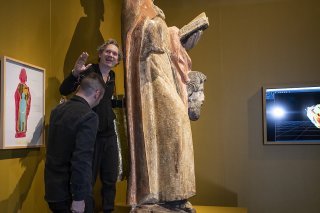 L'artiste Abraham Poincheval à sa sortie d'isolement, épaulé par Ivan Mariano, directeur du Musée d'art et d'histoire de Fribourg.