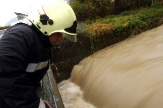 L'Aire avait débordé lors des inondations qui avaient touché le village de Lully en novembre 2002 (archives).