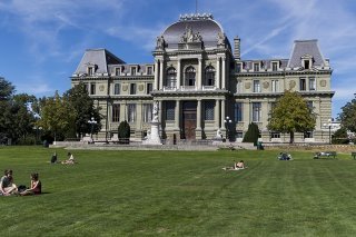 Suite à un vote du Grand Conseil, des tuiles solaires pourront être posées sur des bâtiments de l'Etat qui vont être rénovés, à l'instar du Tribunal d'arrondissement de Lausanne (archives).