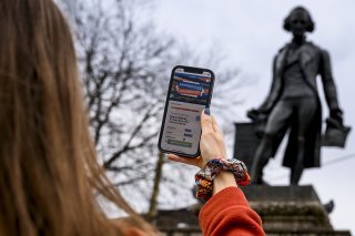 A chaque poste, ici devant la statue de bronze de David de Pury, un lot d'animations et d'éclairages seront disponibles via l'application Totemi.