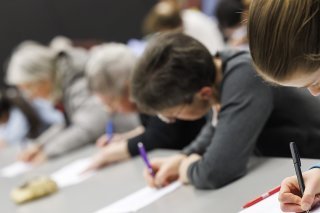 Les jeunes ont déposé la plume après la 7e ligne. Pour les autres, de 19 à 99 ans, ça a été 30 lignes et tout autant de défis orthographiques.