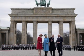 C'est la première fois que l'Allemagne accueille un chef d'Etat à la Porte de Brandebourg, symbole de la partition de Berlin au temps de la Guerre froide.