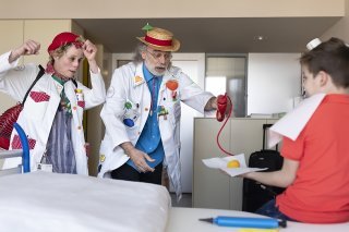 Depuis 1993, la Fondation Théodora poursuit l'objectif d'égayer par la joie et le rire le quotidien des enfants hospitalisés ou placés dans des institutions spécialisées.