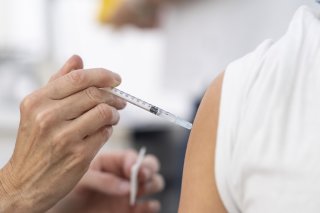 Les Hôpitaux universitaires de Genève (HUG) sont le seul lieu du canton qui propose encore des vaccinations contre le Covid-19 (archives).