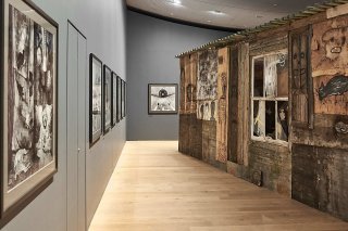 L'exposition "Call of the Void" au Musée Tingely à Bâle présente des photographies et des installations de l'artiste américain Roger Ballen.