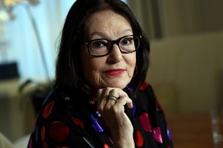 Pour marquer ses 60 ans de carrière, la chanteuse Nana Mouskouri va mettre aux enchères plusieurs paires de ses célèbres lunettes rectangulaires (archives).