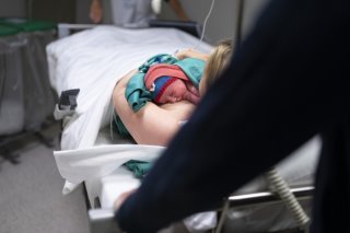 Dès septembre, un projet financé par le Département vaudois de la santé et de l'action sociale permettra aux parents vus pendant la grossesse de bénéficier d'un entretien au cours des six premières semaines de vie de l'enfant pour renforcer la pré...