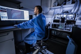 Théo Ribierre, coordinateur scientifique, réalise des images de neurones à l'occasion de l'inauguration de la plateforme "NeuroNA" de neurosciences cellulaires humaines au Campus Biotech à Geneve.