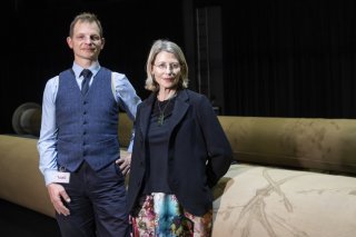 L'historien Daniel Jaquet (à gauche), chef de projet, et la responsable du Laboratoire de muséologie expérimentale (eM+) de l'EPFL, Sarah Kenderdine (à droite).