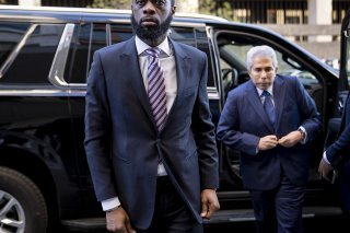 Le procès de l'article américano-haïtien (au centre), qui a duré plusieurs semaines, a été très médiatisé. Il a notamment vu défiler l'acteur Leonardo DiCaprio pour témoigner.