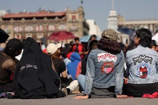 Des fans de la chanteuse espagnole Rosalia attendent avant son concert au Zocalo de Mexico vendredi.