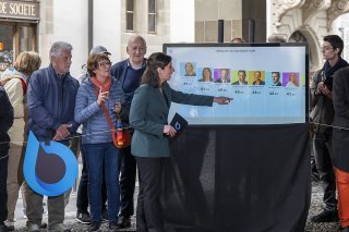 En plein débat entre les élus au Conseil d'Etat genevois dimanche, un activiste du climat s'est collé la main au plateau de Léman bleu, avant d'être rapidement évacué par la police (illustration).