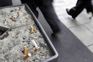 A partir du 1er juin, il sera interdit de fumer dans certains espaces extérieurs à Genève, comme les aires de jeux, les arrêts de bus et les terrains des structures d'accueil préscolaire jusqu'à ceux de l'Université (illustration).