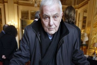 L'écrivain français Philippe Sollers est décédé vendredi à l'âge de 86 ans. Sur cette photo, il pose devant un manuscrit écrit par le libertin du XVIIIe siècle Giacomo Casanova, exposé au ministère français de la Culture à Paris en février 2010....