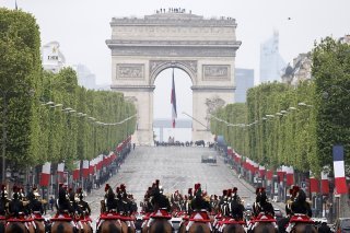 Accompagné par la Garde républicaine, Emmanuel Macron a remonté les Champs-Elysées, dans sa voiture, vitres fermées devant seulement quelques dizaines de curieux.
