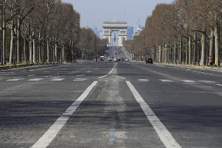 Une reconstitution d'une salle de classe, avec pupitres, estrade et tableau noir, sera installée sur 6600 m2 sur les Champs Elysées (archives).