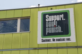 Le Conseil d'Etat doit adapter la politique des quatre piliers aux nouvelles réalités en matière de drogues, comme le crack. Une motion demande l'ouverture de nouveaux lieux de consommation et d'information, Quai 9 étant débordé (archives).