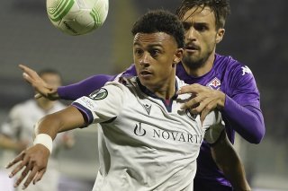 Le Bâlois Dan Ndoye et le Florentin Luca Ranieri aux prises lors du match aller.