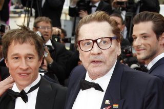 Helmut Berger (à droite) avait interprété Yves Saint-Laurent âgé dans le film de Bertrand Bonello (à gauche) (archives).