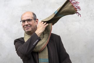 L'écrivain lausannois Eugène s'amuse avec le vent vendredi lors des 45e Journées littéraires de Soleure, peu avant d'aller chercher son prix pour son roman "Lettre à mon dictateur" (Slatkine).