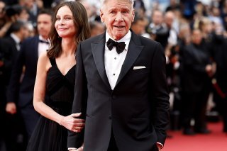 Harrison Ford s'apprête à monter les marches au bras de Calista Flockhart.