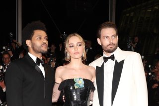Abel Tesfaye, Lily-Rose Depp et le réalisateur Sam Levinson sur le tapis rouge de Cannes.