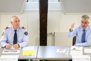 Le municipal lausannois en charge de la sécurité Pierre-Antoine Hildbrand (à droite) et le commandant de la police de Lausanne Olivier Botteron (à gauche) ont décidé de proposer des cafés-rencontres entre les agents et la population (archives)....