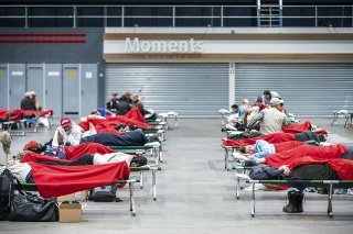 Des centaines de voyageurs ont été contraints de dormir dans des gares ou dans une salle de spectacles.