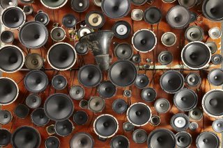 Les sons de l'installation "Experiment in F# Minor" de Janet Cardiff et George Bures Miller sont activés par le mouvement des visiteurs. Cette oeuvre réalisée en 2013 est présentée au Musée Tinguely dans le cadre de l'exposition "Dream Machines"....