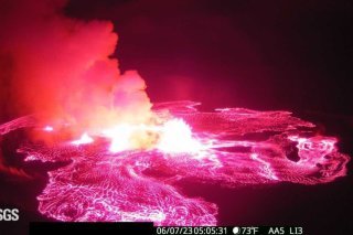 Cette image de webcam fournie par l'U.S. Geological Survey montre l'éruption au sommet du Kilauea mercredi. Il est un des volcans les plus actifs au monde, entré en éruption de septembre 2021 à décembre 2022.