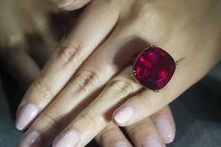L'Estrela de Fura est le plus gros rubis jamais mis aux enchères. Il a été adjugé pour 34,8 millions de dollars.
