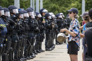 Quelque 200 personnes ont manifesté dimanche place des Nations contre l'activiste transphobe Posie Parker.