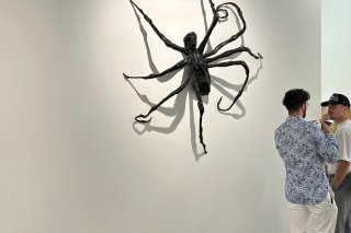 Une araignée de Louise Bourgeois ("Spider IV" de 1996), accrochée aux murs de la galerie Hauser & Wirth, à la foire Art Basel, a été cédée pour 22,5 millions de francs.