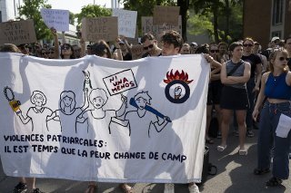 Issus des cercles de la Jeunesse socialiste, de Campax et du collectif féministe de Berne, les manifestants se sont opposés à la violence sexualisée par des chorégraphies et des banderoles.