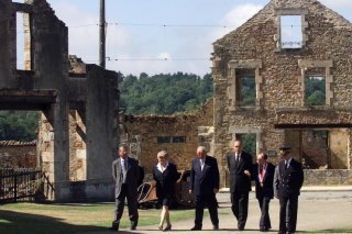 Oradour est le seul village martyr encore debout et a besoin d'être restauré. Ici, une photo de 1999, avec notamment le président français d'alors Jacques Chirac. (archives)