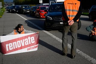 Des activistes du climat ont momentanément bloqué mardi matin le pont du Rhône à Sion en Valais. Ici lors d'une précédente action en octobre 2022 à Lausanne (archives).