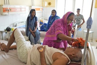 Des Indiens par centaines finissent à l'hôpital à cause de la chaleur.