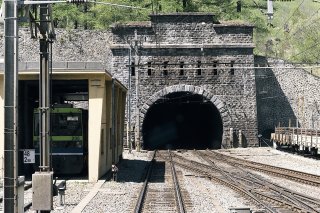 Selon les estimations actuelles, les travaux de rénovation du tunnel de faîte du Lötschberg, un ouvrage inauguré il y a 110 ans, coûteront au total 180 millions de francs (archives).