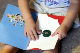 Les accidents graves d'enfants ayant avalé une pile bouton sont très rares en Suisse (photo d'illustration).