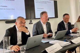 Le Conseil d'Etat fribourgeois, avec son président Didier Castella, au centre, propose une réorganisation des urgences cantonales adaptée aux besoins de la population.