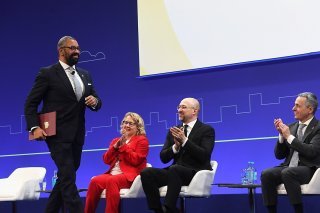 Iganzio Cassis (à droite) a participé à la cérémonie de clôture de la conférence au côté de son homologue britannique James Cleverly, de la ministre allemande de l'économie Svenja Schulze et du premier ministre ukrainien Denys Chmygal (de gauche à...