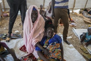 Selon l'OMS, 11 millions de personnes ont besoin d'une assistance sanitaire. Et l'ONU estime que 25 des 48 millions de Soudanais ne peuvent survivre sans aide humanitaire.