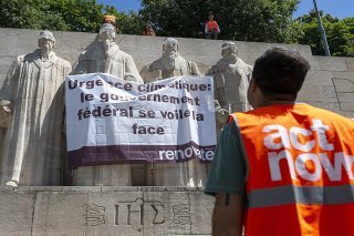 Des militants s'étaient encordés pour pouvoir déployer en toute sécurité la banderole sur le Mur des Réformateurs.