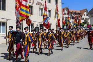 Les anciens gardes suisses pontificaux ont paradé dimanche à Saignelegier.