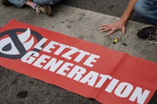 Les militants du groupe Letzte Generation sont connus pour coller leur main sur le bitume des routes qu'ils bloquent ainsi pour attirer l'attention sur la crise climatique (archives).